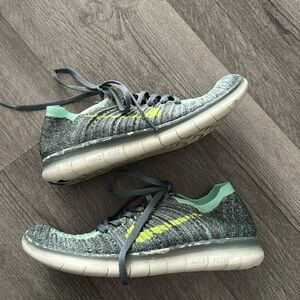 Women’s/kids  Nike Freerun Flyknit sneakers